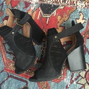 Qupid Heeled Black Booties / Sandals